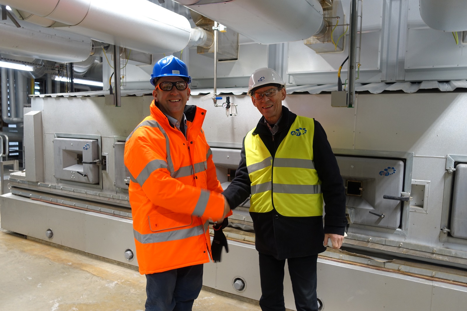 Alistair Collins, driftsdirektør hos JG Pears (Newark) Ltd. og Hans Erik Askou, administrerende direktør hos Aalborg Energie Technik a/s lykønsker hinanden ovenpå en vellykket First Fire. 